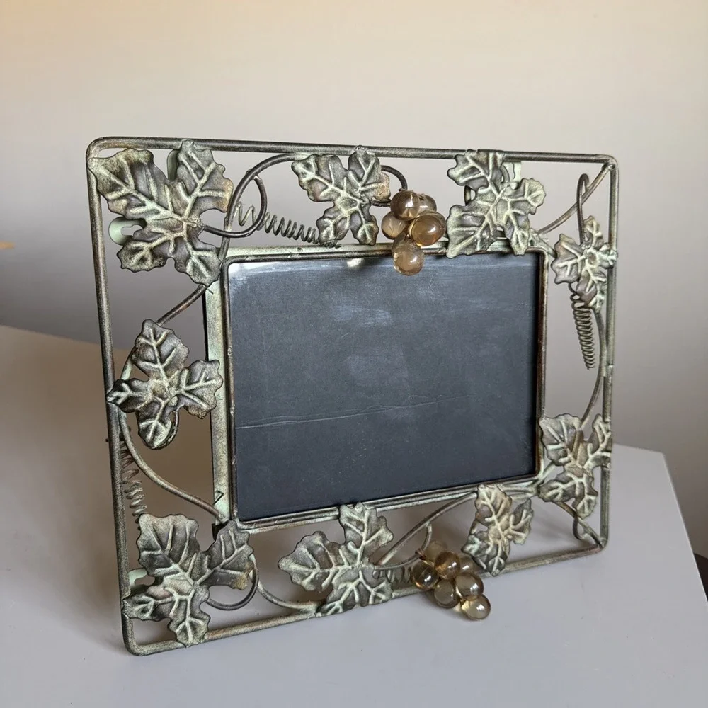 Vintage Verde Green Metal Ivy Leaf Grapes Photo Frame Fits 7.5